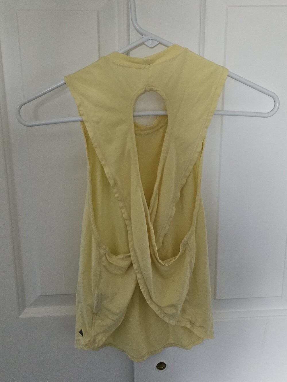 Yellow Keyhole Back Cropped Tank Top - Picture 2 of 3